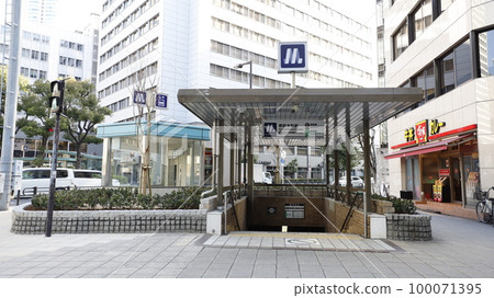 Osaka Metro堺筋本町站（船場東）10號出口，前面有樓梯，後面有電梯 100071395