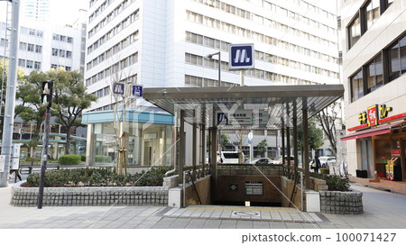 Osaka Metro堺筋本町站(船波東)13號出口,前景是樓梯,背景是電梯 Osaka Metro堺筋本町站(船波東)13號出口,前景是樓梯,背景是電梯 100071427