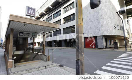 Exit 10 of Sakaisuji-Hommachi Station (Semba-higashi) on the Osaka Metro, with the Senba Center Building visible in the background Exit 10 of Sakaisuji-Hommachi Station (Semba-higashi) on the Osaka Metro, with the Senba Center Building visible in the background 100071430