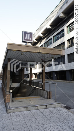 Osaka Metro堺筋本町站(船波東)10號出口,背景是船波中心大廈 Osaka Metro堺筋本町站(船波東)10號出口,背景是船波中心大廈 100071542