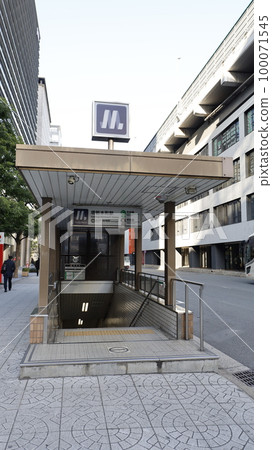 Osaka Metro堺筋本町站（船波東）10號出口，背景是船波中心大廈 100071545