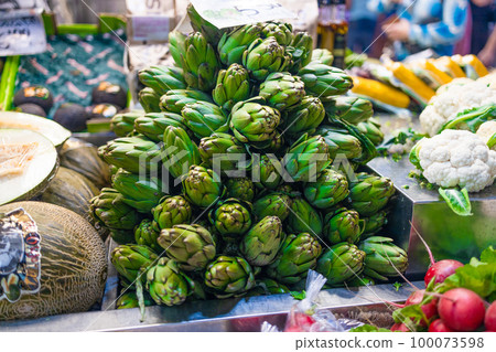 Freshly harvested fresh and natural artichokes to make the best dishes Freshly harvested fresh and natural artichokes to make the best dishes 100073598