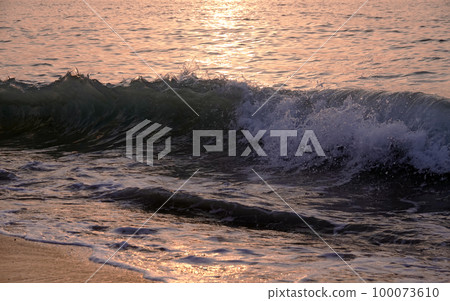 Sea big waves on the shore of the Persian Gulf 100073610