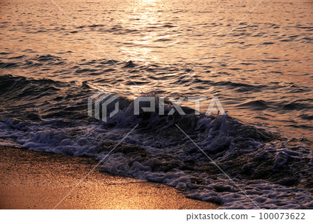 Sea big waves on the shore of the Persian Gulf Sea big waves on the shore of the Persian Gulf 100073622