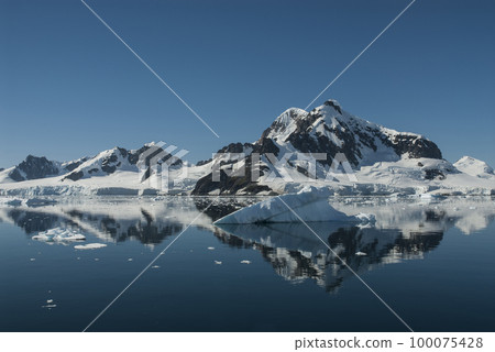 Lemaire strait coast, mountains and icebergs, Antartica 100075428
