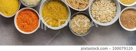 Grain cereals in bowls 100079120