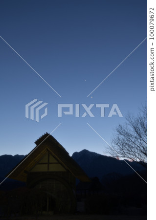 北斗市竹川町，黃昏的天空，水車上方接近的木星和金星 100079672