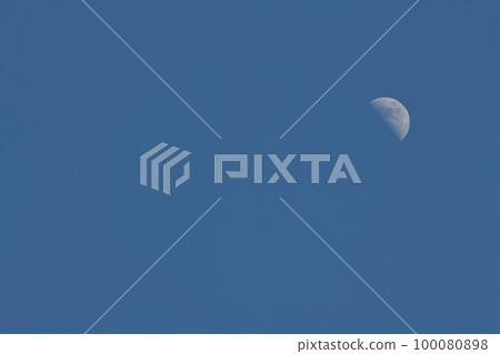 北斗市白州町，上弦月，6.8歲，漂浮在夜空中（位置：右上） 100080898
