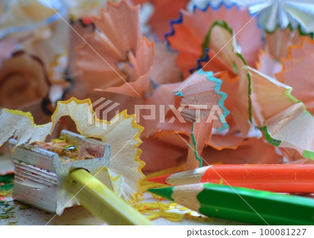 “無與倫比的輝煌。”在刨花中發現的美麗。 100081227