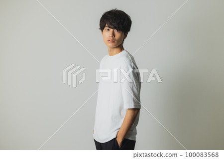 Man in white t-shirt 100083568