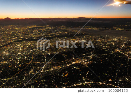 Night view of Tokyo and clouds seen from the window of an airplane (just after sunset) 100084153