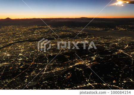 Night view and clouds of Tokyo seen from the window of an airplane (twilight) 100084154