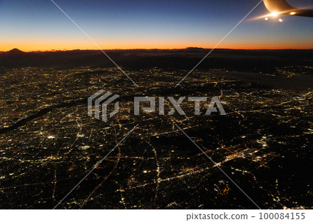 Night view of Tokyo and Mt. Fuji seen from the window of an airplane (twilight) 100084155