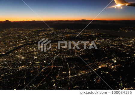 Night view of Tokyo and Mt. Fuji seen from the window of an airplane (twilight) 100084156