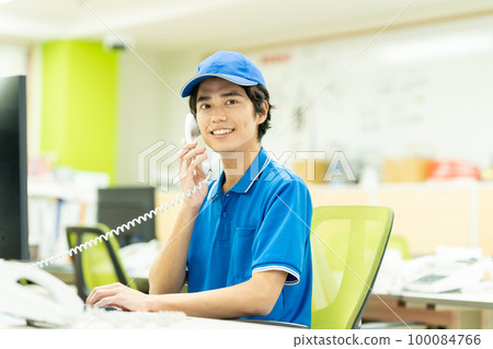Driver man doing desk work 100084766