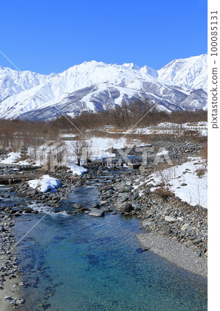 Hakuba in winter, sunny Northern Alps 100085131