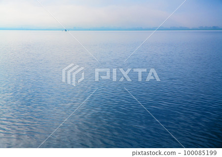 從中之島眺望谷中湖渡良瀨水庫清晨的景色 從中之島眺望谷中湖渡良瀨水庫清晨的景色 100085199