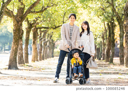 推著嬰兒車散步的年輕家庭 100085246