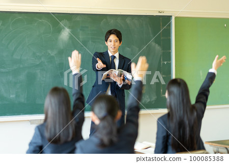 男老師在教室裡教書 100085388