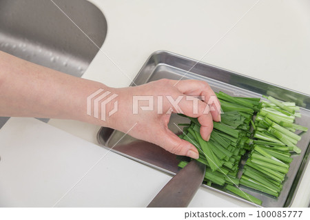 [將切碎的韭菜盛入盤中] 100085777