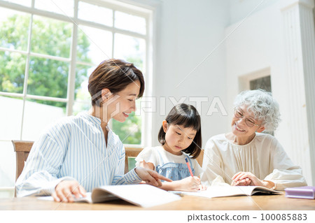 在客廳學習的兒童和家庭 100085883