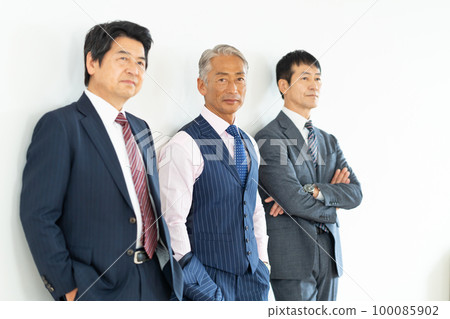 Businessman middle man Businessman middle man 100085902