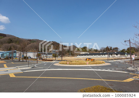 Roundabout in front of Annaka Haruna Station 100085924