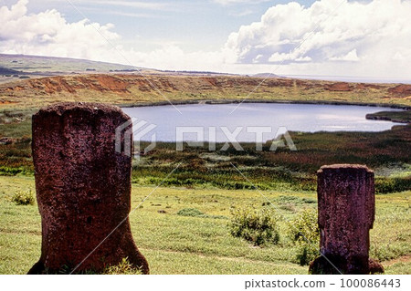看著火山口湖的摩艾雕像 100086443