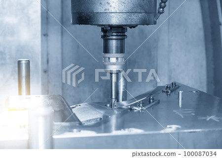 The CNC milling machine rough cutting the injection mold parts by indexable tools. The CNC milling machine rough cutting the injection mold parts by indexable tools. 100087034