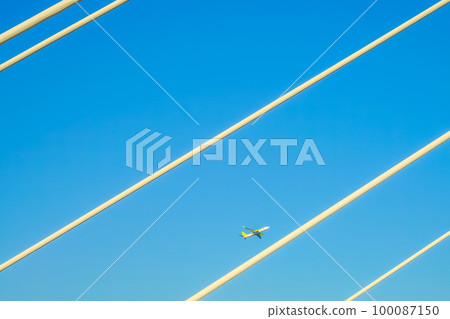 客機剪影和天空 100087150