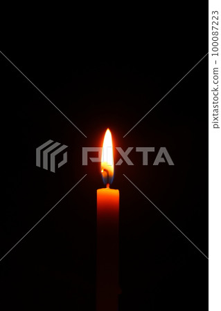 一根蠟燭在黑暗中燃燒 100087223