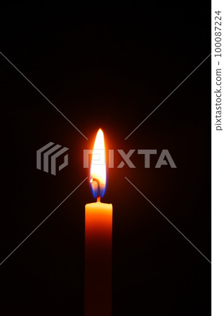 一根蠟燭在黑暗中燃燒 100087224