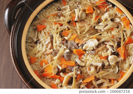 Gomoku takikomi gohan cooked in an earthenware pot 100087258