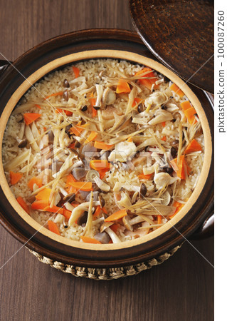 用陶鍋烹製的五目火鍋五味雜燴飯 用陶鍋烹製的五目火鍋五味雜燴飯 100087260