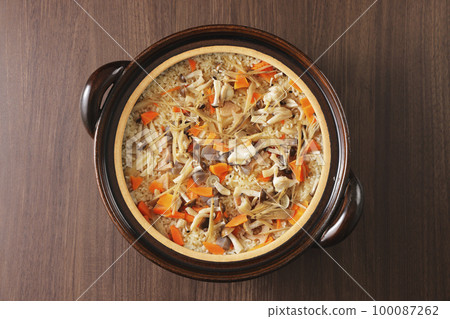 Gomoku takikomi gohan cooked in an earthenware pot 100087262