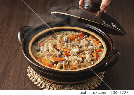 用陶鍋烹製的五目火鍋五味雜燴飯 100087273