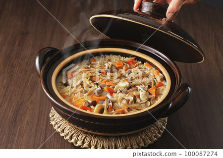 Gomoku takikomi gohan cooked in an earthenware pot Gomoku takikomi gohan cooked in an earthenware pot 100087274
