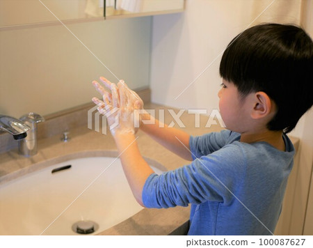 男孩一個人洗手 男孩一個人洗手 100087627