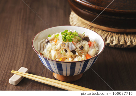 Gomoku takikomi gohan served in a bowl Gomoku takikomi gohan served in a bowl 100087715