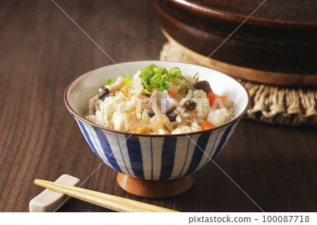 Gomoku takikomi gohan served in a bowl Gomoku takikomi gohan served in a bowl 100087718
