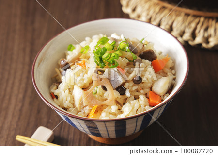 Gomoku takikomi gohan served in a bowl Gomoku takikomi gohan served in a bowl 100087720