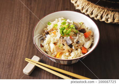 Gomoku takikomi gohan served in a bowl Gomoku takikomi gohan served in a bowl 100087725