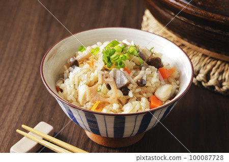 Gomoku takikomi gohan served in a bowl 100087728