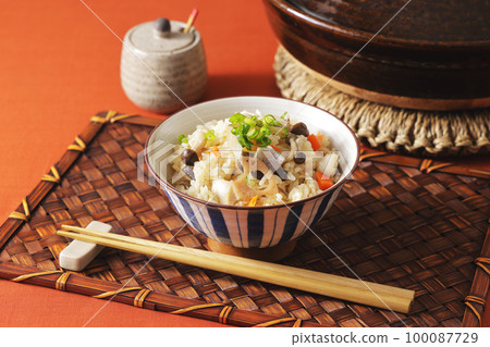 Gomoku takikomi gohan served in a bowl Gomoku takikomi gohan served in a bowl 100087729