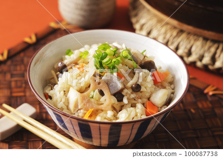 Gomoku takikomi gohan served in a bowl 100087738