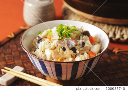 Gomoku takikomi gohan served in a bowl 100087740
