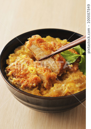 Pork loin cutlet bowl with mitsuba Pork loin cutlet bowl with mitsuba 100087849