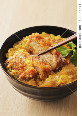 Pork loin katsudon with mitsuba Pork loin katsudon with mitsuba 100087851