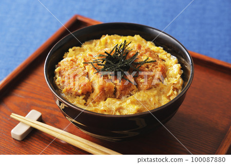 Pork loin cutlet topped with shredded seaweed Pork loin cutlet topped with shredded seaweed 100087880