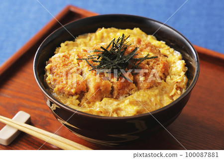 Pork loin cutlet topped with shredded seaweed Pork loin cutlet topped with shredded seaweed 100087881